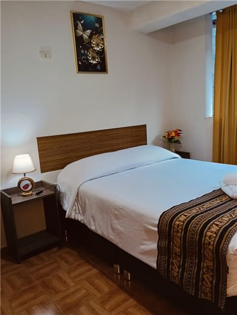 Cama preparada con un textil andino