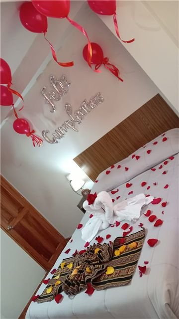 Decoración de habitación con pétalos y globos
