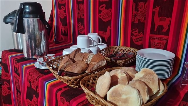 Panes y bebidas en el desayuno del refugio