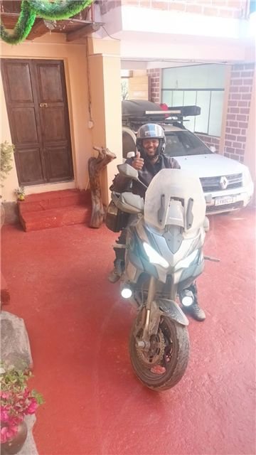 Acceso al refugio con una motocicleta estacionada