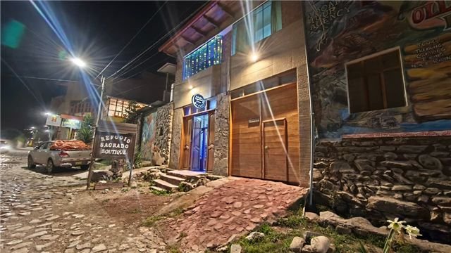 Fachada del hotel iluminada por la noche