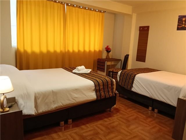 Tonos cálidos en una habitación con dos camas