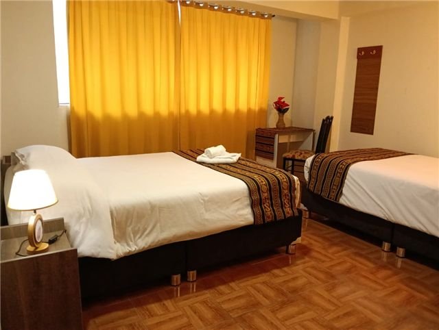 Habitación compartida con cortinas doradas