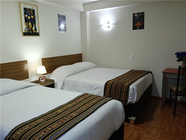 Habitación con dos camas y lámpara de noche