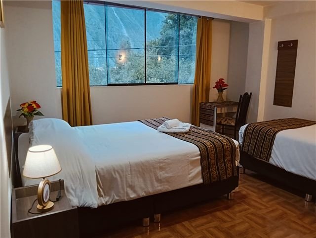 Habitación con dos camas y vista a las montañas