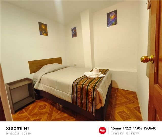 Habitación con cama y tejidos tradicionales