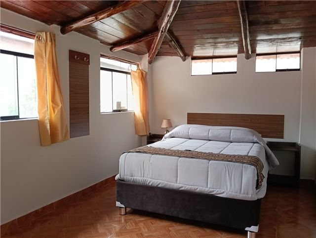 Estilo rústico y techo de madera en las habitaciones del tercer nivel