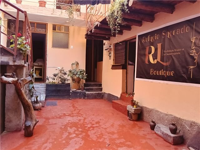 Patio interior y balcones de madera