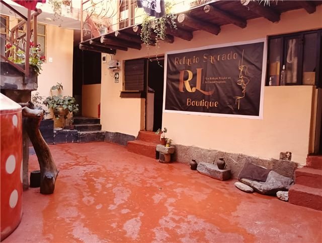 Entrada al patio del refugio