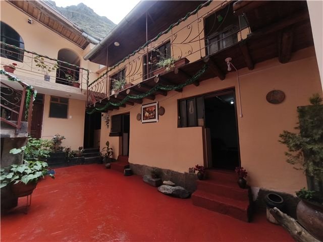 Vista amplia del patio y sus balcones de madera
