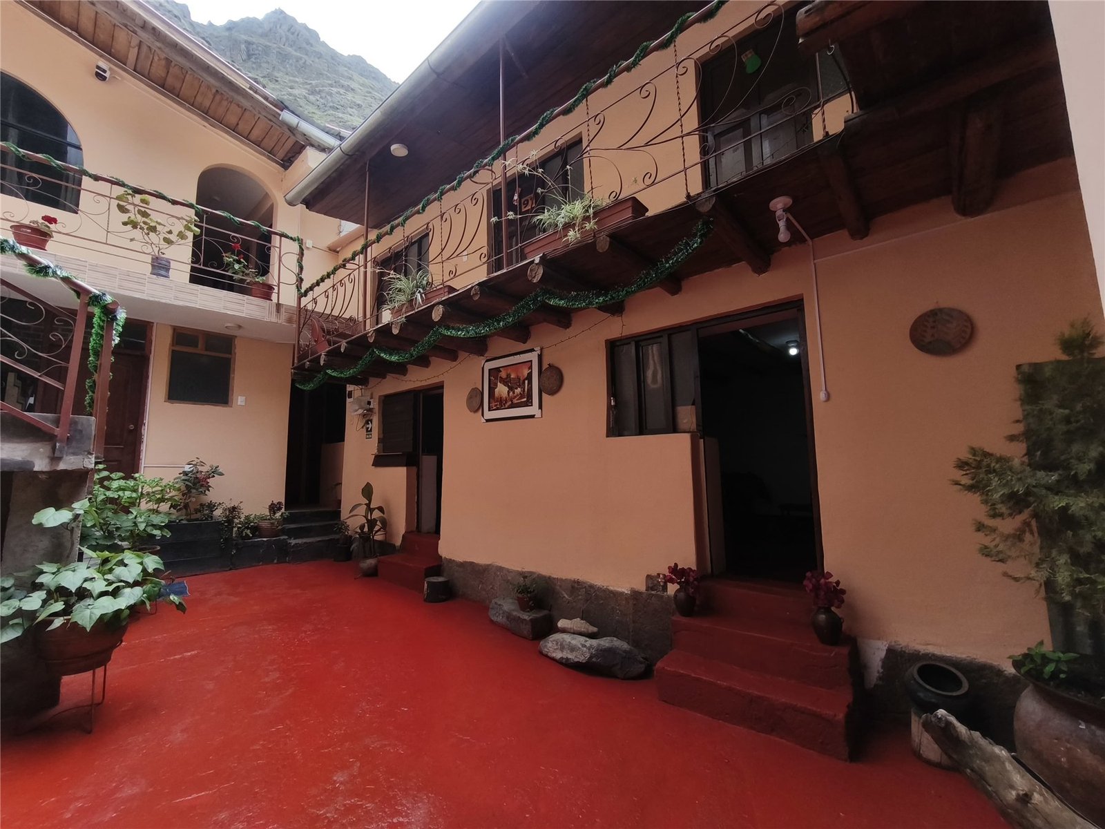 Vista amplia del patio y sus balcones de madera