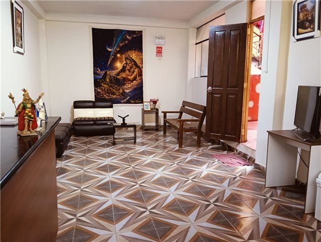 Sala de bienvenida con detalles andinos