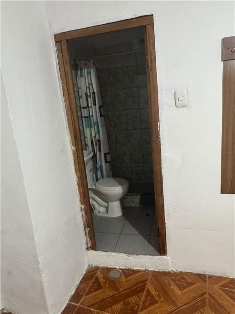 Acceso al baño privado de una habitación