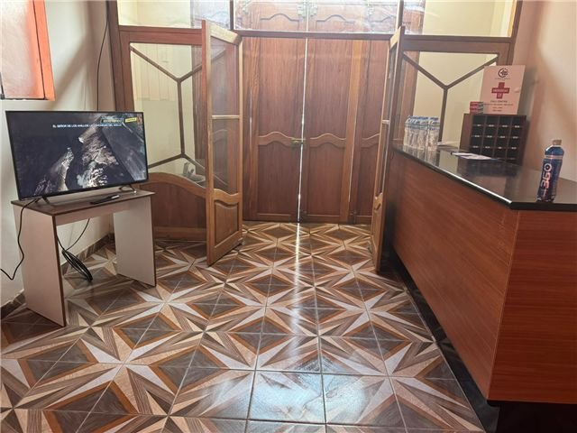 Entrada y mostrador de recepción