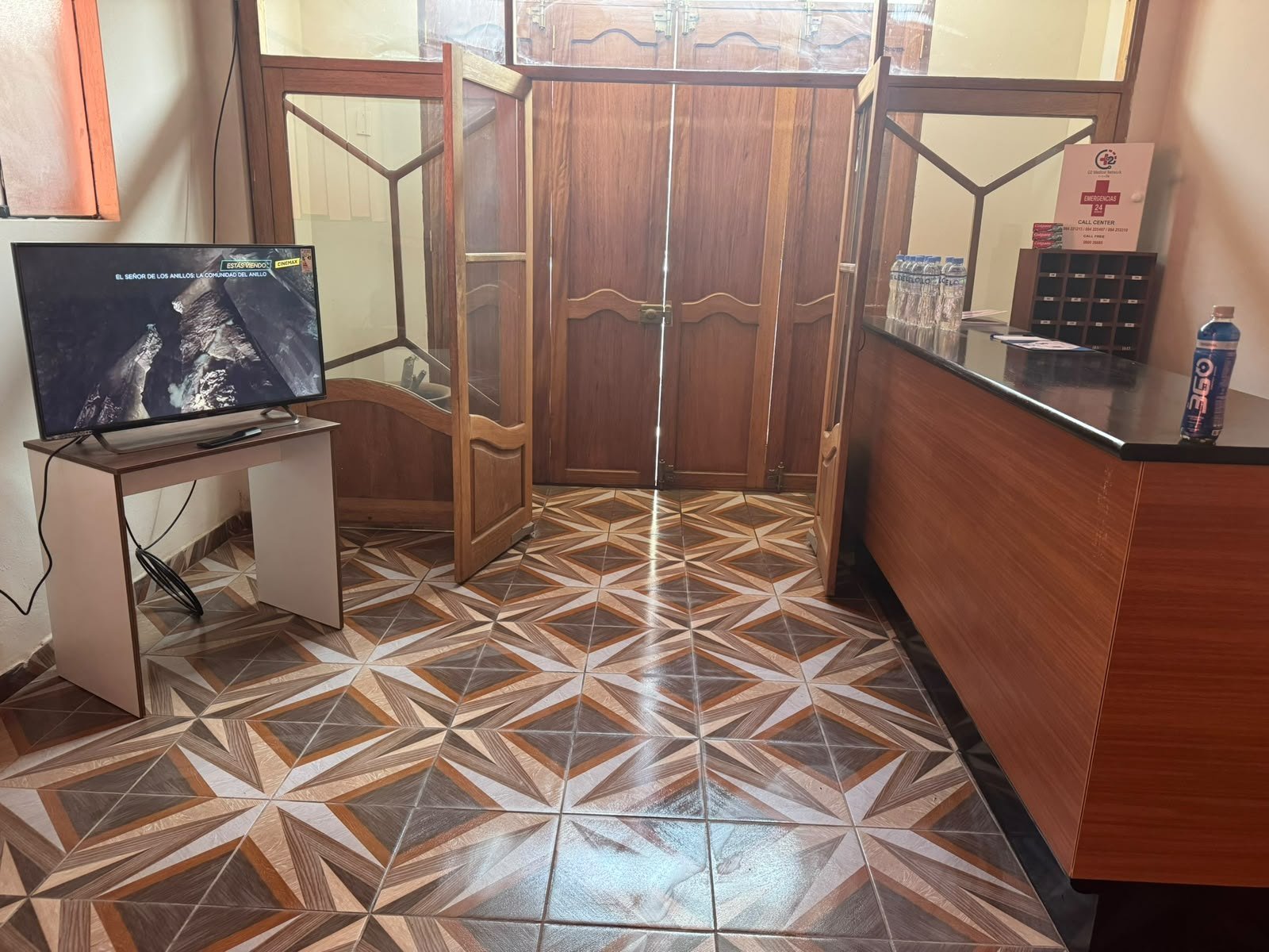Entrada y mostrador de recepción