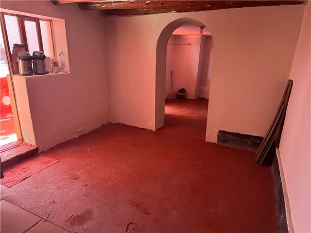 Ambiente interior con arco de acceso