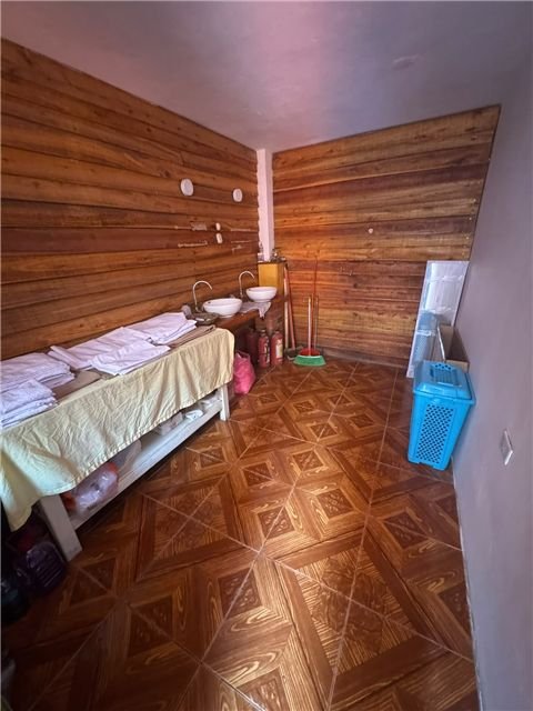 Habitación con revestimiento de madera