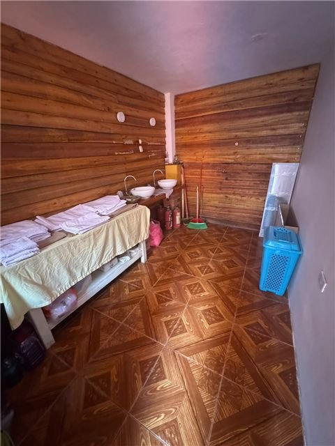 Otro ángulo de la habitación con paneles de madera