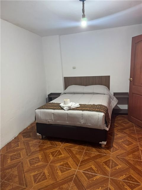 Vista luminosa de una habitación matrimonial
