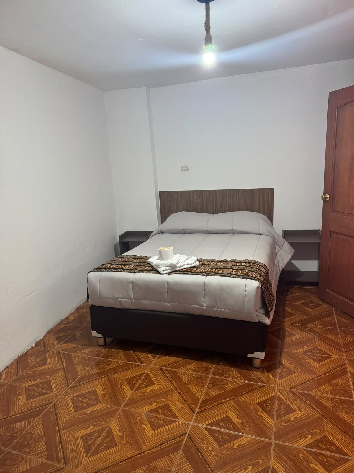 Vista luminosa de una habitación matrimonial