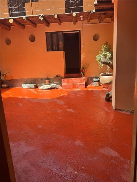 Detalle de los muros y accesos del patio