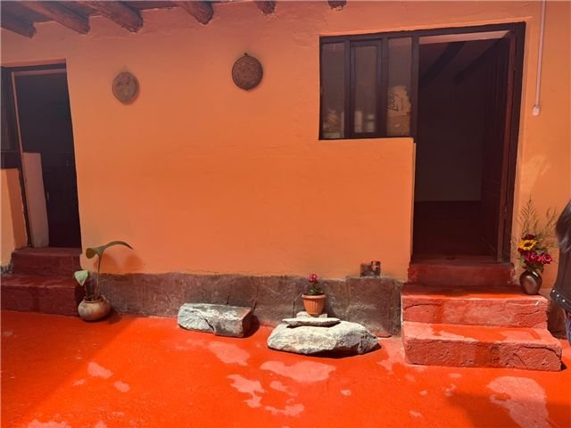 Patio con muros de color terracota
