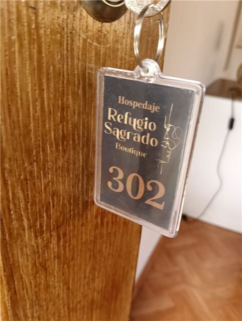 Detalle de la puerta de la habitación 302