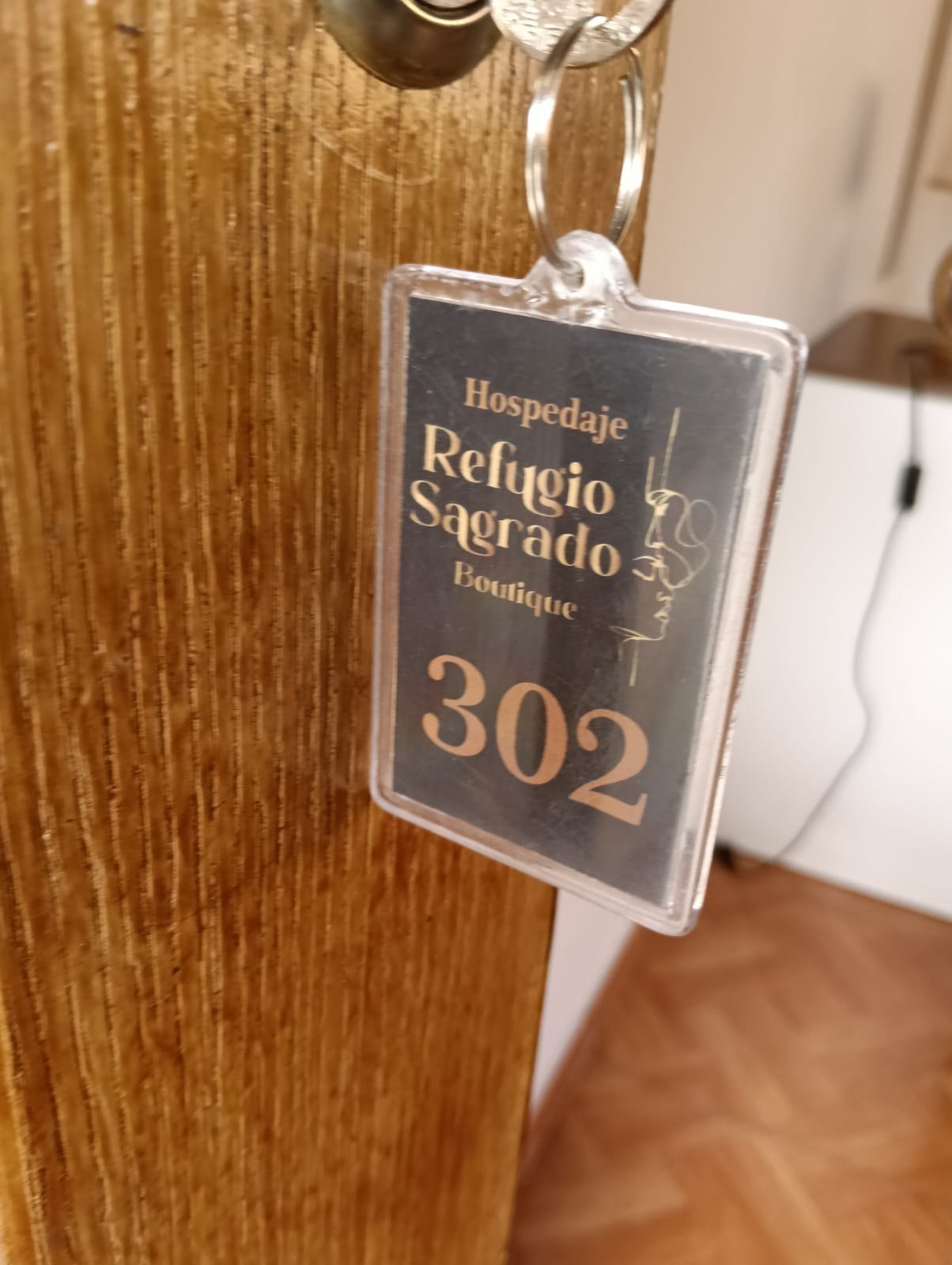 Detalle de la puerta de la habitación 302
