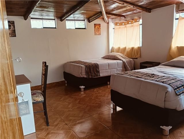 Habitación rústica con varias camas en el tercer nivel