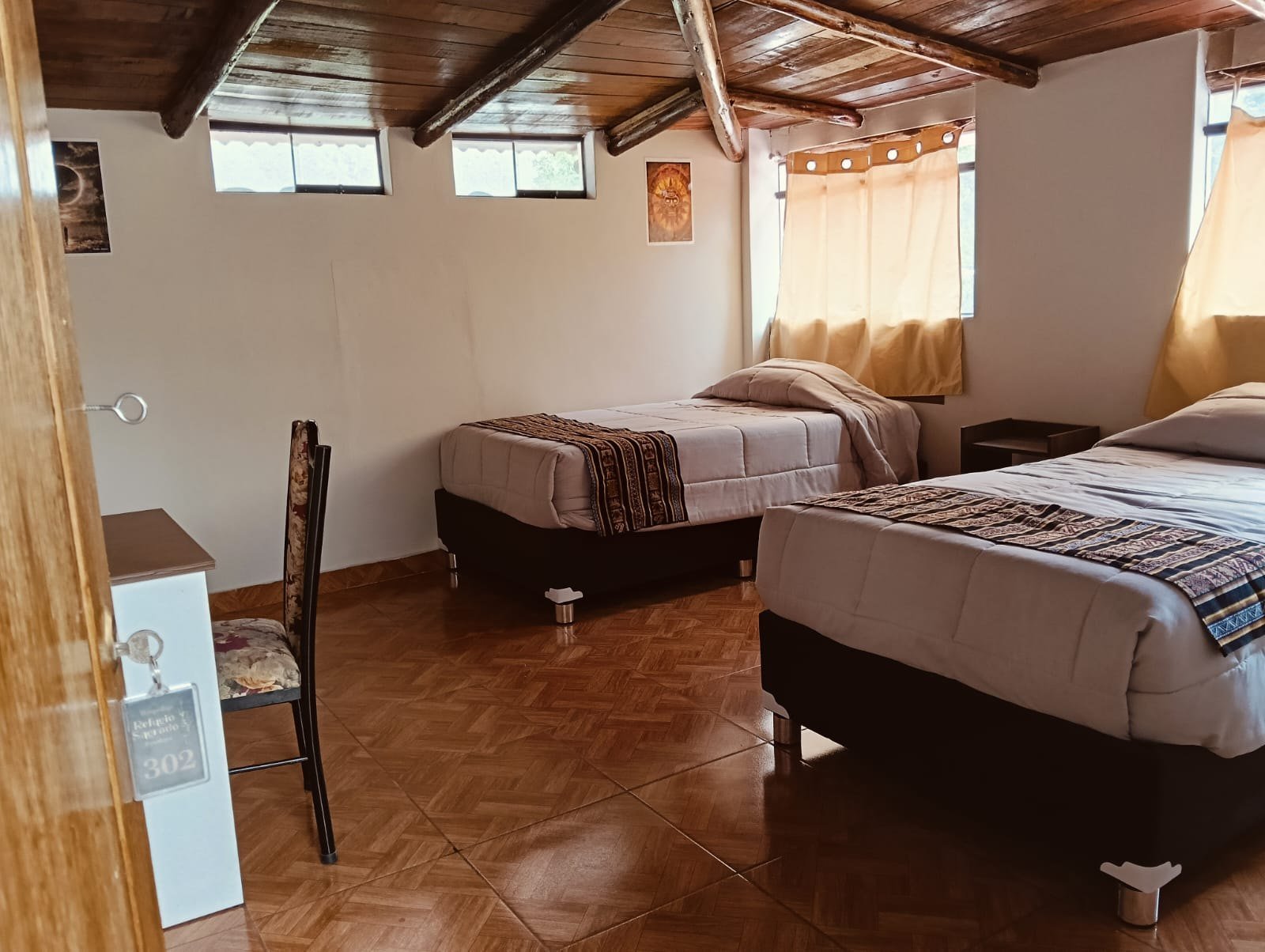 Habitación rústica con varias camas en el tercer nivel
