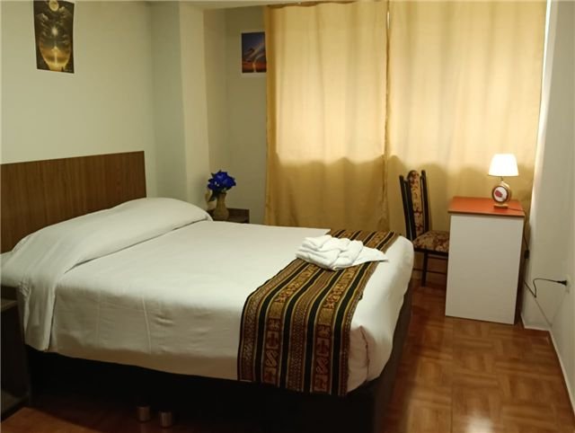 Cama y cortinas en tonos naturales