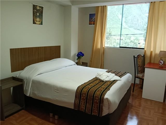 Habitación con escritorio y ventana