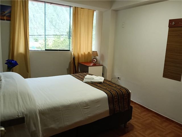 Cama preparada junto a la ventana