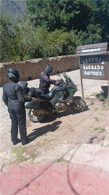 Motocicleta de viaje junto a la entrada del hotel